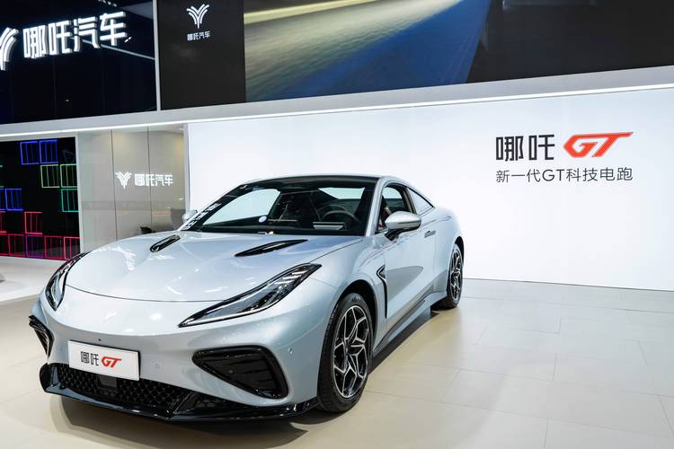 重庆132哪吒汽车在智能汽车领域的表现，领途汽车在新能源汽车市场中的影响力